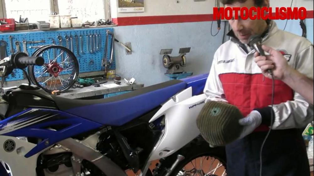 Manutenzione moto da fuoristrada: pulizia del filtro dell'aria -  Motociclismo