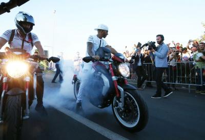 Lewis Hamilton: al GP di Monza con una Brutale 800 Dragster RR