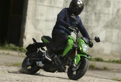 La fun bike Kawasaki Z125 ci mostra la sua agilità in video