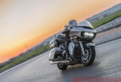 1.800 km in giornata con la Harley-Davidson Road Glide Ultra: il video