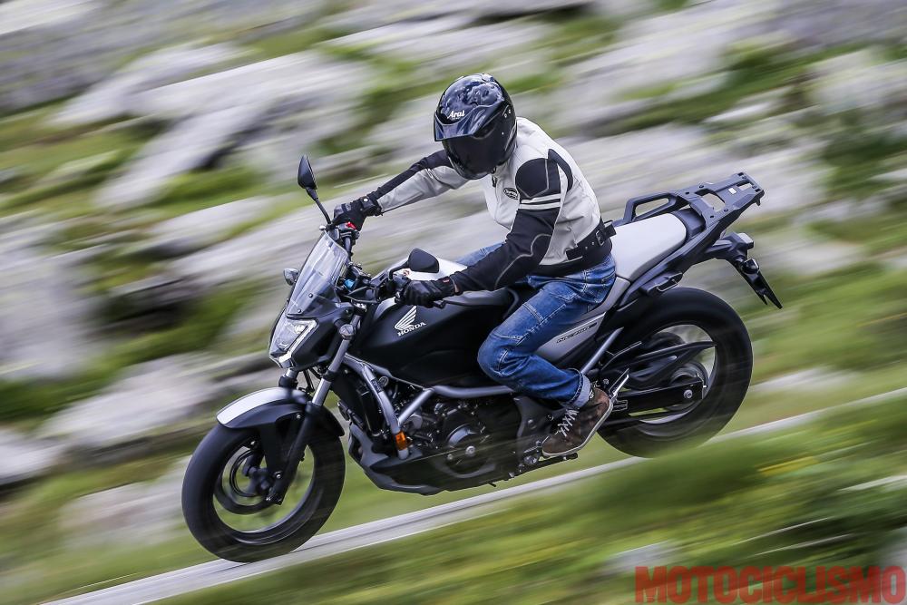 Prova Honda Nc750s Dct Pregi Difetti Prestazioni Rilevamenti Della Comparativa Medie Naked Con Suzuki Sv650 E Yamaha Xsr700 Motociclismo