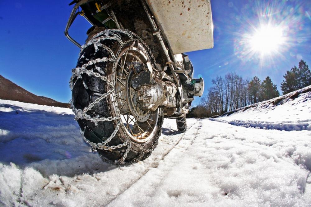 Calze per gomme e catene: come attrezzare la moto per l'inverno