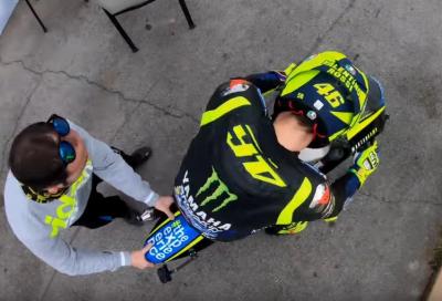 Valentino Rossi si allena sulle minibike: il video