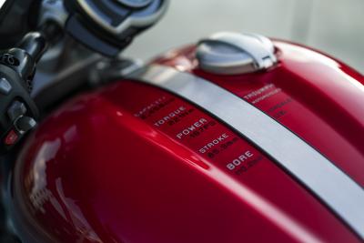 Nuove Triumph Rocket 3 R e GT “221 Special Edition”, omaggio ai muscoli 