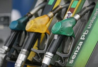 Caro benzina, l'UNC chiede alla GdF "controlli a tappeto su distributori e società"
