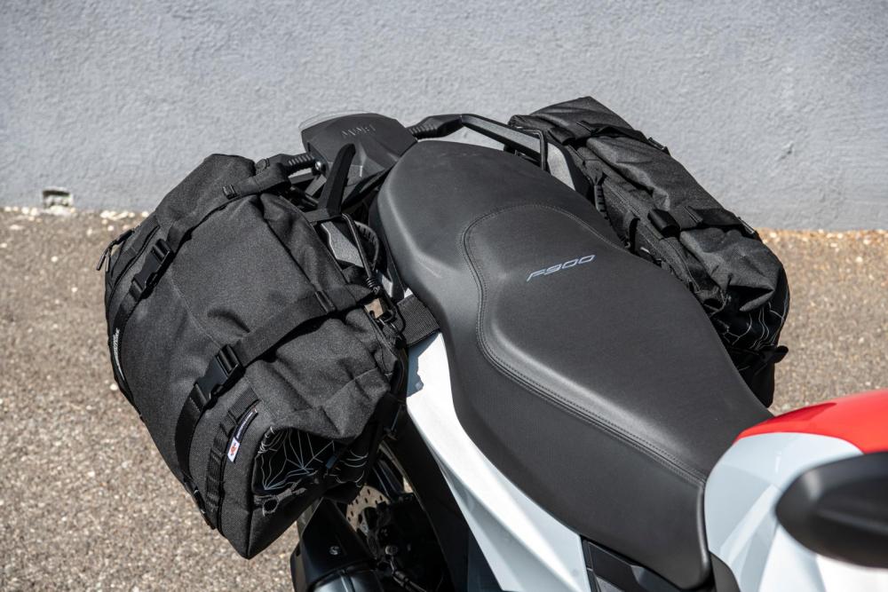 Comparativa borse laterali, meglio semirigide o morbide? - Motociclismo