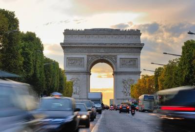 Parigi: anche moto e scooter pagano la sosta, ecco le tariffe
