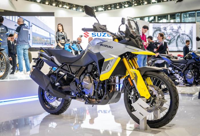 Rivoluzione Suzuki: nuova V-Strom 800 DE 2023, bicilindrico parallelo e cerchio da 21”