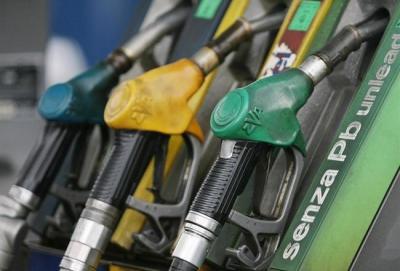 Benzina: scendono i prezzi (anche se di poco)