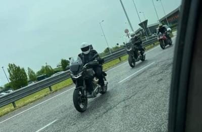 Nuove foto spia della Moto Guzzi V100 Stelvio 2024