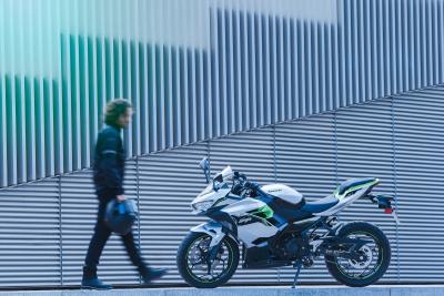 Nuove Ninja e-1 e Z e-1: svelate le prime moto elettriche di Kawasaki 