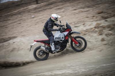 Prova nuova Ducati DesertX Rally 2024: come va, pregi e difetti