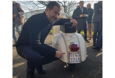 Il Ministro Salvini consegna la prima targa storica ad una Vespa del 1965