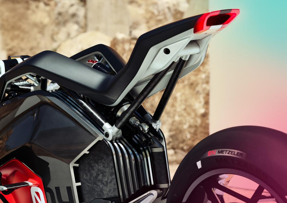 BMW DC Vision Roadster: il video della naked del futuro 
